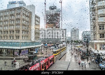 Regenwetter am Alex, , Berlin, 1. August 2026 Deutschland, Berlin, 1. August 2026, Regenwetter am Alex, Blick durch die verregnete S-Bahn-Scheibe auf den Alexanderplatz, Regentropfen an der Fensterscheibe, wechselhaftes Sommerwetter prägt den Samstag in Berlin, *** Rainy weather at Alexanderplatz, Berlin, August 1, 2026, Germany, Berlin, August 1, 2026, Rainy weather at Alexanderplatz, view of Alexanderplatz through the rain-streaked S-Bahn window, raindrops on the windowpane, changeable summer weather characterizes Saturday in Berlin, Stock Photo