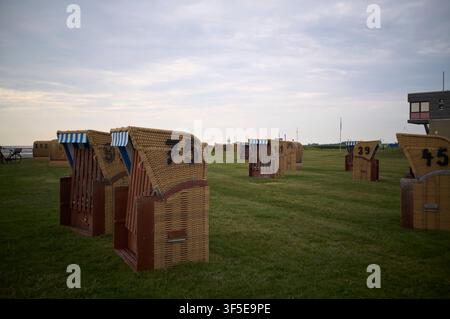 Strandkörbe bei Wremen, 16.07.2026 Wremen Niedersachsen Deutschland *** Beach chairs near Wremen, July 16, 2026, Wremen, Lower Saxony, Germany Stock Photo