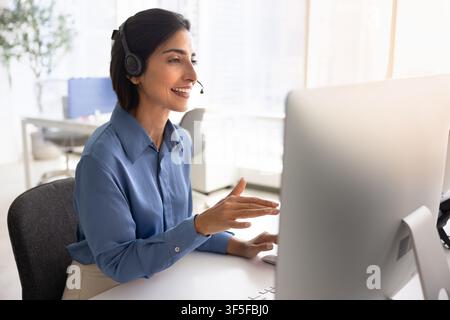 Technical support operator in headset talks with client Stock Photo