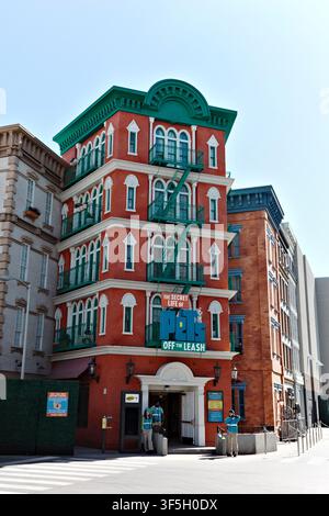 Brownstone-style facade of The Secret Life of Pets: Off the Leash ride, Universal Studios Hollywood Stock Photo