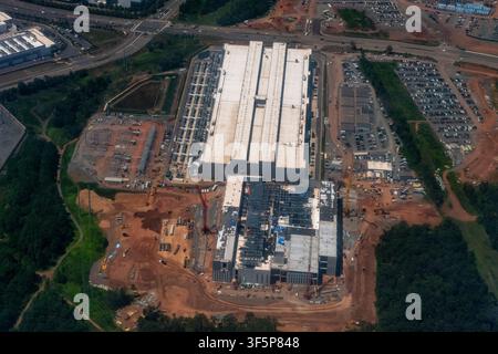 Aerial view of a dense cluster of data centers, including facilities under construction, in Loudoun County's Data Center Alley in Northern Virginia Stock Photo