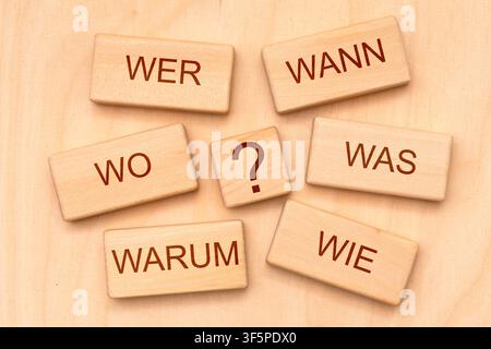 Grundfragen im Journalismus Die journalistischen Grundfragen sind gedruckt auf Holzwürfel mit Fragezeichen - FOTOMONTAGE - NUR FÜR REDAKTIONELLE VERWENDUNG - *** Fundamental Questions in Journalism The fundamental questions of journalism are printed on wooden cubes with question marks. PHOTO MONTAGE FOR EDITORIAL USE ONLY Stock Photo