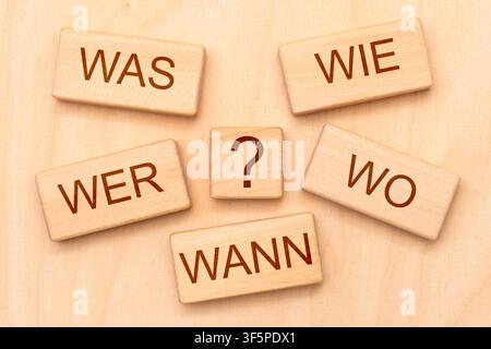 Grundfragen im Journalismus Die journalistischen Grundfragen sind gedruckt auf Holzwürfel mit Fragezeichen - FOTOMONTAGE - NUR FÜR REDAKTIONELLE VERWENDUNG - *** Fundamental Questions in Journalism The fundamental questions of journalism are printed on wooden cubes with question marks. PHOTO MONTAGE FOR EDITORIAL USE ONLY Stock Photo
