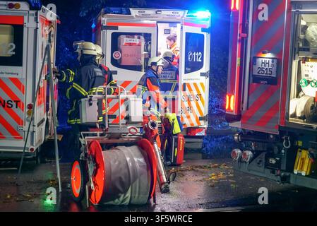 CNTV/UNFALL- Unfallort Polizei und Feuerwehr im Rettungs einsatz.Schweizer Grossfamilie wird in ihrem Transporter unter einem Baum eingeklemmt - E-Call System alarmiert die Rettungskräfte 04.08.2026 Hamburg - Eilbek Insgesamt 7 verletzte Personen Eine riesengroßen Schutzengel hatte eine sich auf Urlaub befindliche schweizer Großfamilie am Dienstag morgen im Hamburger Stadtteil Eilbek. Während der Fahrt stürzte in der Strasse Eilbektal aufgrund eines lokalen Unwetters ein riesiger Baum auf ihr Fahrzeug und zerstörte dabei den Bereich der Windschutzscheibe und des Daches vollständig. Die Familie Stock Photo