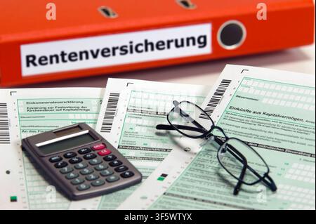 Steuererklärung für Rentner Ein Aktenordner über Steuerformularen ist beschriftet mit dem Aufdruck Rentenversicherung als Symbolbild für Steuererklärung für Finanzamt und Unterlagen der Rentenversicherung - FOTOMONTAGE - NUR FÜR REDAKTIONELLE VERWENDUNG - *** Tax Return for Retirees: A file folder containing tax forms is labeled with the words Pension Insurance as a symbolic image representing tax returns for the tax office and pension insurance documents. PHOTO MONTAGE FOR EDITORIAL USE ONLY Stock Photo