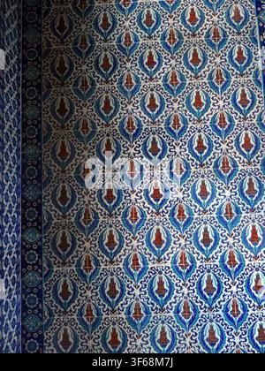 Istanbul - sep 24, 2024 - close-up view of a wall covered with traditional ottoman ceramic tiles, showcasing a mesmerizing floral pattern in shades of Stock Photo