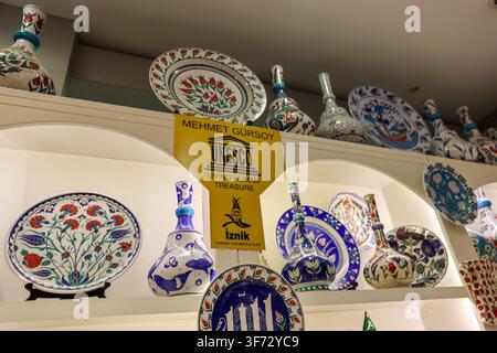 Interior of a souvenir shop displaying traditional İznik ceramics and decorative pottery in Istanbul, Türkiye. Stock Photo