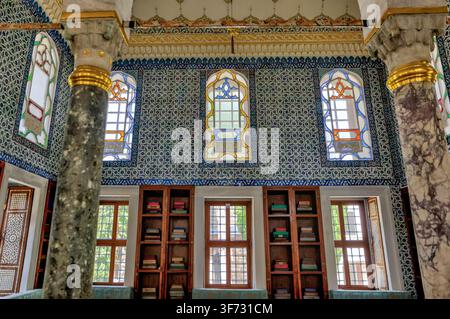 Decorative Iznik tilework and stained-glass windows inside Topkapı Palace Museum in Istanbul, Türkiye. Stock Photo