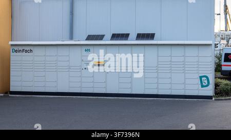 Paketstation mit Solarmodulen im Freien, Erlangen, 07.08.2026 Eine Paketstation der Marke Dein Fach mit zahlreichen Schließfächern unterschiedlicher Größe steht vor einer Gebäudewand. Auf dem Dach der Anlage sind drei Solarmodule zur Stromversorgung montiert. Erlangen Forschungszentrum Bayern Deutschland *** Outdoor package station with solar panels, Erlangen, August 7, 2026 A Dein Fach package station with numerous lockers of various sizes stands in front of a building wall. Three solar panels are mounted on the roof of the facility to supply electricity. Erlangen Research Center, Bavaria, Ge Stock Photo