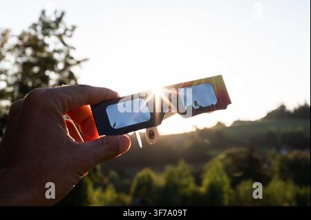 Symbolbild - Sonnenfinsternis-Brille. In Österreich wird am 12. August zu Sonnenuntergang eine partielle Sonnenfinsternis zu sehen sein. Keinesfalls dürfe die partielle Sonnenfinsternis ohne Sonnenfinsternisbrille beobachtet werden, warnt die ESA, weil direktes Sonnenlicht die Augen schädigen kann. 08.08.2026. // Symbolic image - eclipse glasses. A partial solar eclipse will be visible in Austria at sunset on August 12. The ESA warns that the partial solar eclipse must not be observed without eclipse glasses under any circumstances, as direct sunlight can damage the eyes. 08/08/2026. Stock Photo