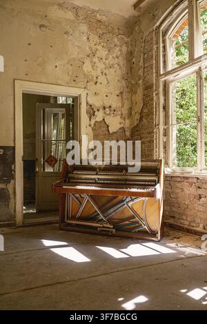An old piano in the former Grabowsee health resort, Lost Place, Oberhavel, Brandenburg, Germany Stock Photo