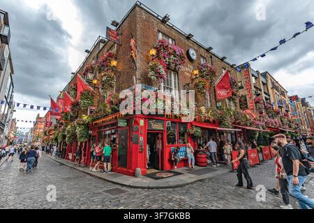 The Temple Bar pub with its flower-covered facade in the Temple Bar district, Dublin, Ireland Stock Photo