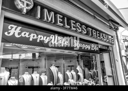 Entrance to Timeless Treasure jewellery store displaying the slogan "Happy Wife, Happy Life" in Kusadasi. Stock Photo