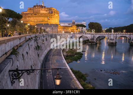 Evening on the Tiver Tiber with  the Ponte Sant'Angelo,  the Castel Sant'Angelo in the background. Rome, Italy. Stock Photo