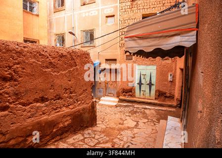 Exploring the stone-paved alley in Tinghir surrounded by mud-brick houses and workshops in Morocco Stock Photo