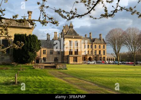 The historic 16th-century Mercure Warwickshire Walton Hall Hotel & Spa welcomes guests to its scenic 65-acre estate in the countryside. Stock Photo