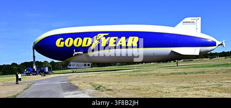Der Zeppelin NT Hugo wird zur Zeit als fliegendes Labor vom Forschungszentrum Jülich genutzt. Die Messkampagne findet in niedriger Höhe  100-300 Meter  über Nordrhein-Westfalen statt,um Daten zur Luftqualität,Wind und den Auswirkungen des Klimawandels auf Wälder zu sammeln und endet am 16.August 2026. Der Zeppelin NT Hugo startet immer am Hangar am Flughafen Essen / Mülheim. Das Foto zeigt den Zeppelin befestigt am Mastwagen auf dem Flughafen Essen / Mülheim. Der Zeppelin hat hochmoderne Messtechnik an Bord die wiegt fast 800 Kilogramm,die Fenster der Gondel sind mit Folie abgedeckt,über den r Stock Photo