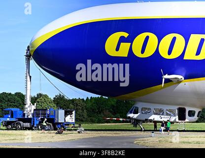 Der Zeppelin NT Hugo wird zur Zeit als fliegendes Labor vom Forschungszentrum Jülich genutzt. Die Messkampagne findet in niedriger Höhe  100-300 Meter  über Nordrhein-Westfalen statt,um Daten zur Luftqualität,Wind und den Auswirkungen des Klimawandels auf Wälder zu sammeln und endet am 16.August 2026. Der Zeppelin NT Hugo startet immer am Hangar am Flughafen Essen / Mülheim. Das Foto zeigt den Zeppelin befestigt am Mastwagen auf dem Flughafen Essen / Mülheim. Der Zeppelin hat hochmoderne Messtechnik an Bord die wiegt fast 800 Kilogramm,die Fenster der Gondel sind mit Folie abgedeckt,über den r Stock Photo