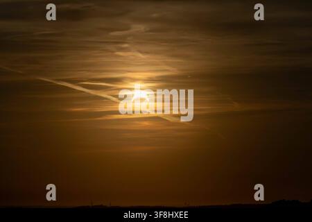 260812Sonnenfinsternis News ID: EN 2026-08-12 Sonnenfinsternis lockte zahlreiche Menschen nach draußen Zirka 250 Menschen beobachteten partielle Sonnenfinsternis Zwönitz. Sommerwetter, Sonnenuntergang und eine Sonnenfinsternis. Das gibt es nur sehr selten zu bestaunen. Einer dieser Tage bzw. Abende war am heutigen Mittwochabend. Während die Sonne am Horizont allmählich unterging, gab es zeitgleich eine partielle Sonnenfinsternis zu bestaunen. Im Osten der Bundesrepublik verdeckte der Mond etwa 80 bis 85 Prozent die Sonne. Im Südwesten und Westen des Landes waren 88 bis 90 Prozent der Sonne bed Stock Photo