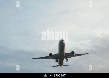 Etihad Airways Boeing 787 Dreamliner passing overhead on approach Stock Photo