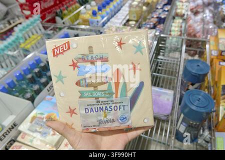 DAUNASOFT Tavola napkins in hand with package shows beach motifs such as beach, make waves, sand & surf, sail boats, surfboards, starfish, shells, new Stock Photo
