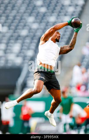 New York Jets safety Andre Cisco (8) takes the field with teammates ...