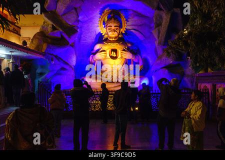 India. Uttarakhand. Rishikesh. Tourists taking photos in front of a monumental statue of the Hindu god Hanuman Stock Photo