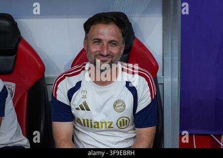 Jose Barcala (Chef-Trainer, FC Bayern Muenchen Frauen) mit Anweisungen ...