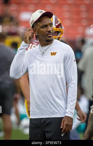 Washington Commanders quarterback Jayden Daniels (5) signals at the ...