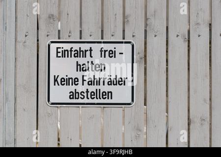 Sign with the German text Einfahrt freihalten, keine Fahrräder abstellen, Keep the entrance clear, no parked bicycles Stock Photo