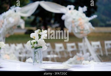 Table decoration and flowers at an outdoor wedding Stock Photo