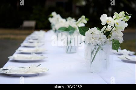 Table decoration and flowers at an outdoor wedding Stock Photo