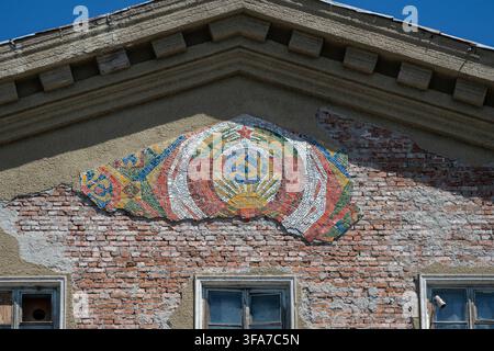 CHERKESSK, RUSSIA - JULY 09, 2026: The coat of arms of the USSR on the wall of the old building of the “Kholodmash” plant, Cherkessk. Republic of Kara Stock Photo