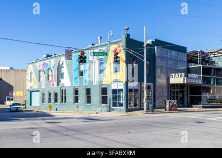 Atlanta, Georgia, United States - 18 January 2021: View of the Stats Brew Pub building with a large colorful Atlanta mural on the side, located on a s Stock Photo