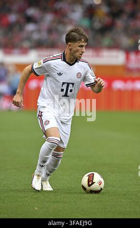 Tim Binder (FC Bayern Munich), action, duel against Anselmo Garcia Mac ...