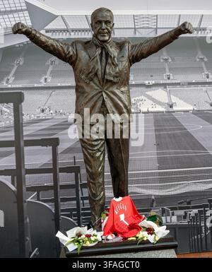 Bronze statue of legendary former Liverpool FC manager Bill Shankly standing outside the Kop Stand at Anfield Stadium, Liverpool, England, UK Stock Photo