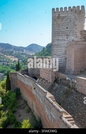 Muralla y fortificación de la alcazaba en el conjunto histórico de la Alhambra, ciudad de Granada, España Stock Photo