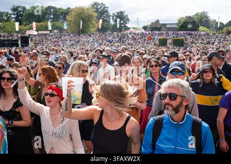 Brecon, Wales, 21st August 2026  A huge, dense crowd of people dance and watch a performance in bright sunshine at the Green Man music festival in Wales. Day Two of the Green Man Festival 2026 in Brecon, Wales. Photo: Rob Watkins/Ģ����ý Live News. INFO: After months of heat and drought there was a mixture of sunshine and heavy rain showers on Day Two of the Green Man Festival 2026. The crowd enjoyed the refreshingly cool change in weather. Stock Photo