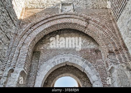 Detalle arquitectura mudéjar en el arco de San Basilio de la villa de Cuellar, provincia de Segovia Stock Photo