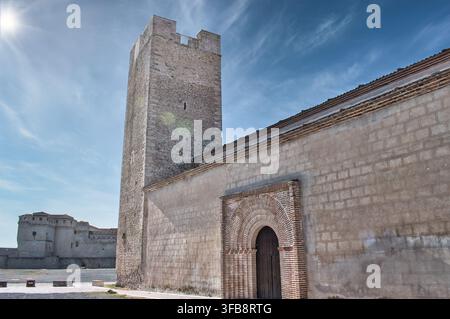 Torre iglesia San Martín de estilo mudéjar del siglo XII en la localidad de Cuellar. Al fondo el castillo medieval. Provincia de Segovia Stock Photo