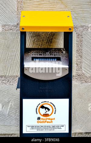 Cendrier de rue - used cigarette dispenser and recycler / ash tray in the street - Loches, Indre-et-Loire (37), France. Stock Photo
