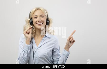 Happy Female Customer Service Representative Wearing Headset Smiling In Office, Business Concept Stock Photo