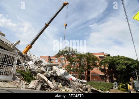 Cali, Colombia, August 10, 2026. Buildings destroyed following the devastating 7.4-magnitude earthquake that struck on August 10, 2026. Clearing away Stock Photo