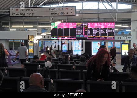 Crowded waiting area for Manchester Piccadilly platforms 13 and 14, the station’s two busy through platforms. Stock Photo