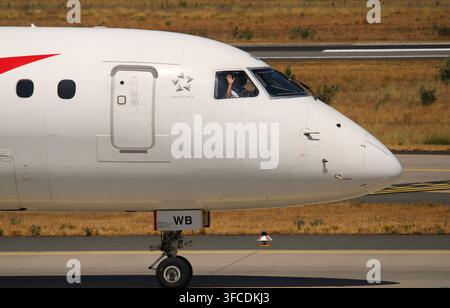 Pilot waving - cockpit view of Lufthansa Embraer E195 landing from Vienna - OE-LWB - OS209 Stock Photo