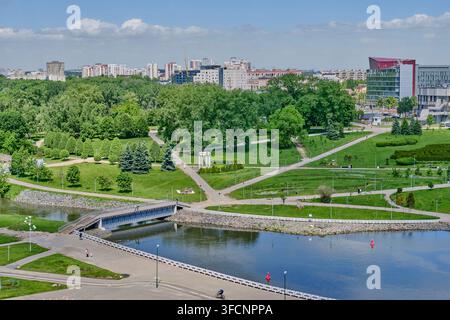 Minsk, Belarus - May 22, 2026: Scenic high-angle view of green urban Starostinskaya Sloboda park along Svisloch river with pedestrian paths, rotunda a Stock Photo