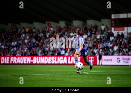 Svenja Fölmli (Hoffenheim, #19) on the ball in a duel with Jenny Hipp ...