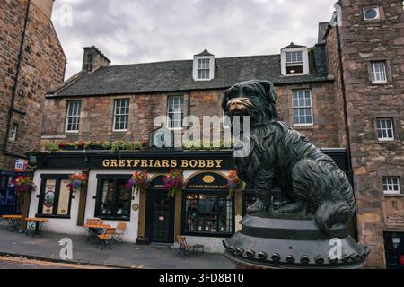 The historic Greyfriars Bobby statue and Greyfriars Kirkyard cemetery in Edinburgh, Scotland Stock Photo