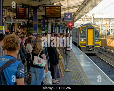 Crowded Manchester Piccadilly platforms 13 and 14 with passengers waiting for trains. Stock Photo