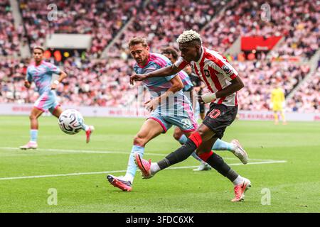 Event Light Box Example Nilson Angulo of Sunderland crosses the ball during the Premier League ...